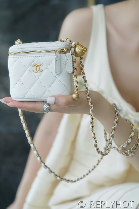 [하이엔드급] 샤넬 골드볼 정사각 베니티백 램스킨 골드메탈 화이트 [매장가 400만원대]