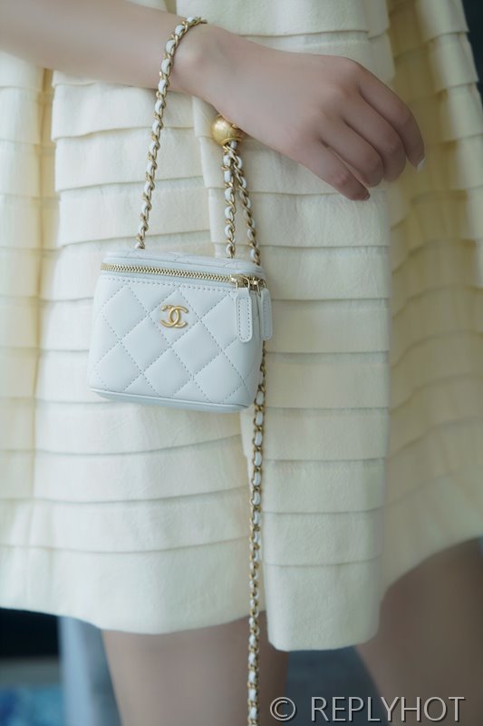 [하이엔드급] 샤넬 골드볼 정사각 베니티백 램스킨 골드메탈 화이트 [매장가 400만원대]