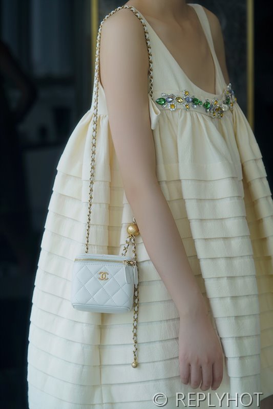 [하이엔드급] 샤넬 골드볼 정사각 베니티백 램스킨 골드메탈 화이트 [매장가 400만원대]