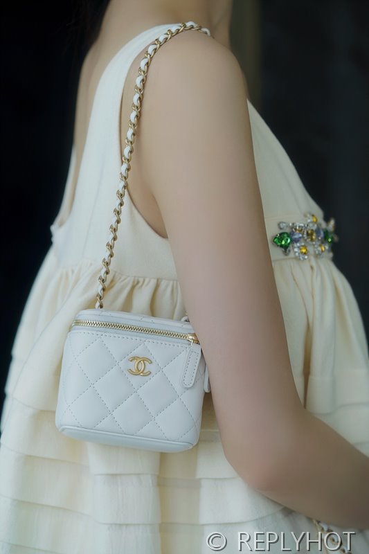 [하이엔드급] 샤넬 골드볼 정사각 베니티백 램스킨 골드메탈 화이트 [매장가 400만원대]