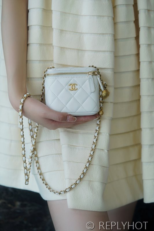 [하이엔드급] 샤넬 골드볼 정사각 베니티백 램스킨 골드메탈 화이트 [매장가 400만원대]