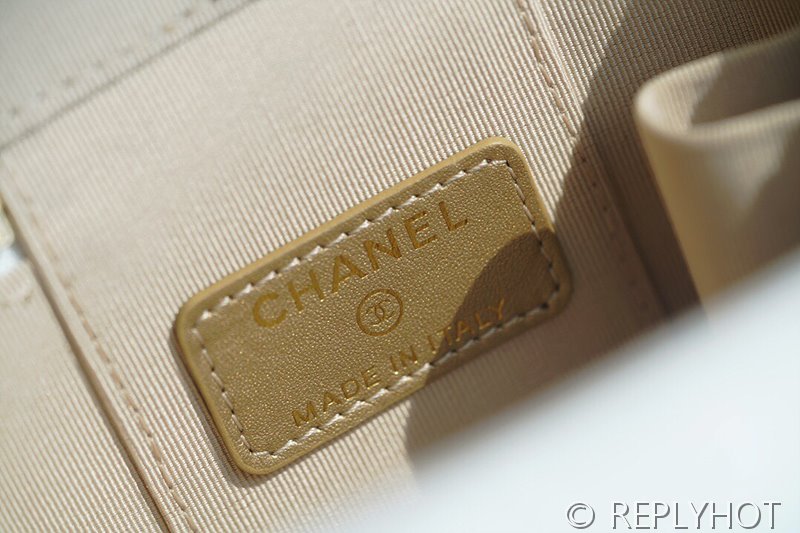 [하이엔드급] 샤넬 골드볼 정사각 베니티백 램스킨 골드메탈 화이트 [매장가 400만원대]