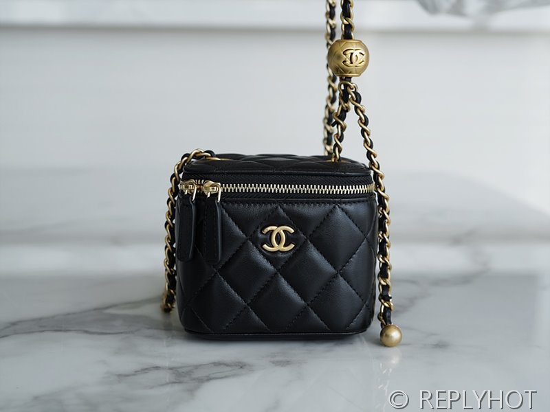 [하이엔드급] 샤넬 골드볼 정사각 베니티백 램스킨 골드메탈 블랙 [매장가 400만원대]