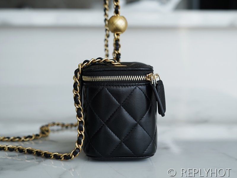 [하이엔드급] 샤넬 골드볼 정사각 베니티백 램스킨 골드메탈 블랙 [매장가 400만원대]