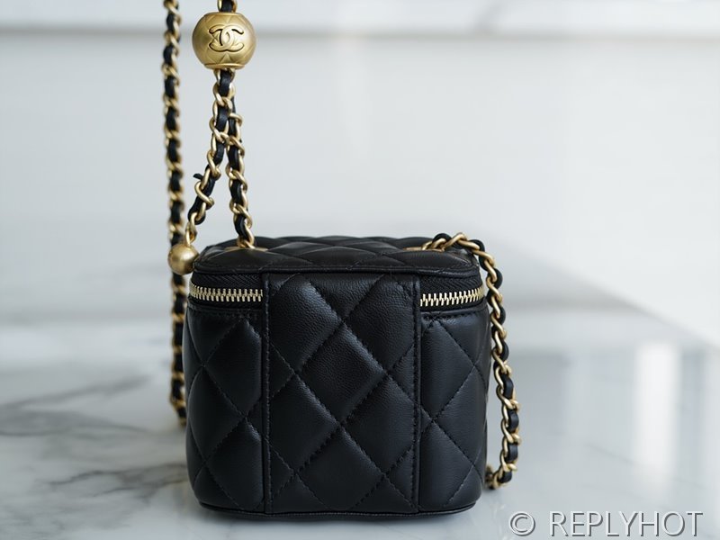 [하이엔드급] 샤넬 골드볼 정사각 베니티백 램스킨 골드메탈 블랙 [매장가 400만원대]