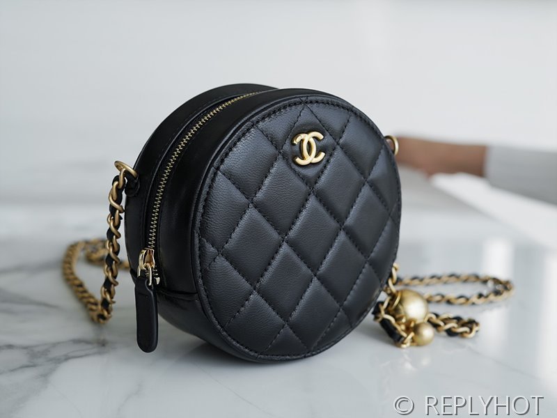 [하이엔드급] 샤넬 골드볼 원형 체인달린 미니백 램스킨 골드메탈 블랙 [매장가 600만원대]