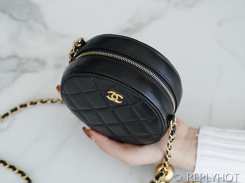 [하이엔드급] 샤넬 골드볼 원형 체인달린 미니백 램스킨 골드메탈 블랙 [매장가 600만원대]