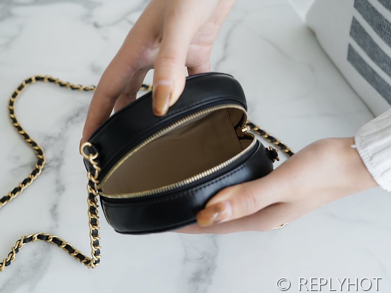 [하이엔드급] 샤넬 골드볼 원형 체인달린 미니백 램스킨 골드메탈 블랙 [매장가 600만원대]