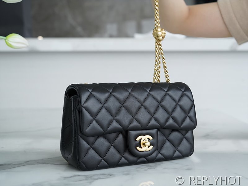 [하이엔드급] 샤넬 까멜리아 골드볼 뉴미니 램스킨 골드메탈 블랙 [매장가 750만원대]