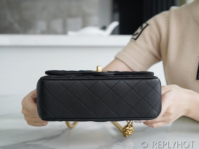 [하이엔드급] 샤넬 까멜리아 골드볼 뉴미니 램스킨 골드메탈 블랙 [매장가 750만원대]