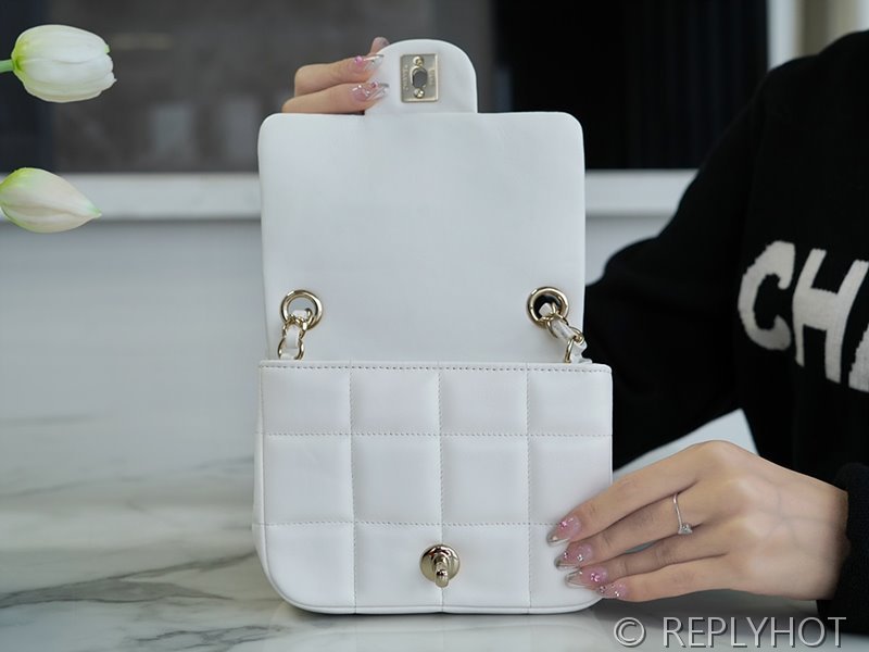 [하이엔드급] 샤넬 로고 레진 참 미니 플랩백 램스킨 골드메탈 화이트 [매장가 650만원대]