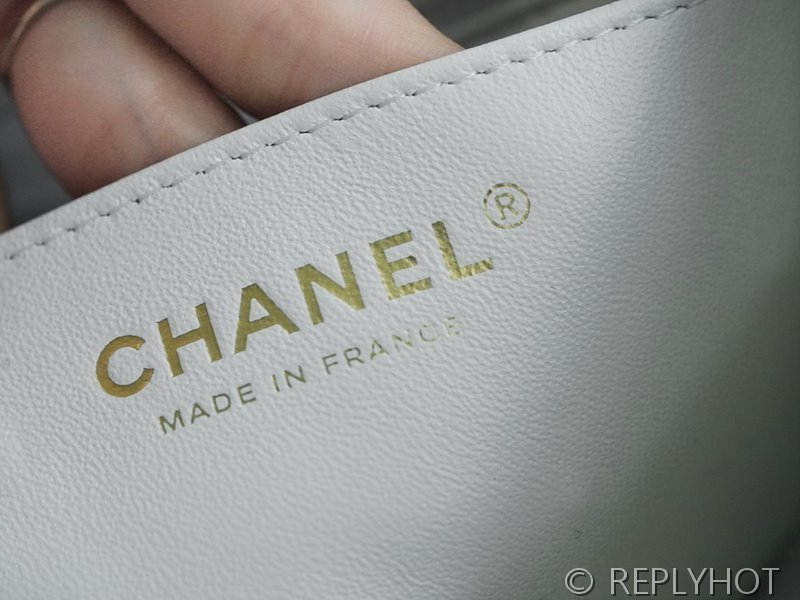 [하이엔드급] 샤넬 로고 레진 참 미니 플랩백 램스킨 골드메탈 화이트 [매장가 650만원대]