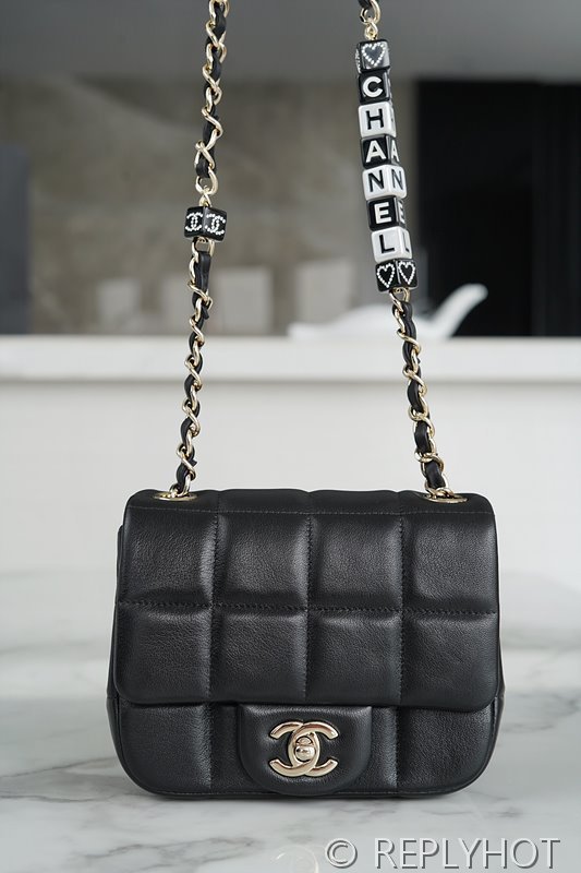 [하이엔드급] 샤넬 로고 레진 참 미니 플랩백 램스킨 골드메탈 블랙 [매장가 650만원대]