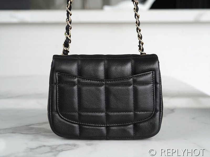 [하이엔드급] 샤넬 로고 레진 참 미니 플랩백 램스킨 골드메탈 블랙 [매장가 650만원대]