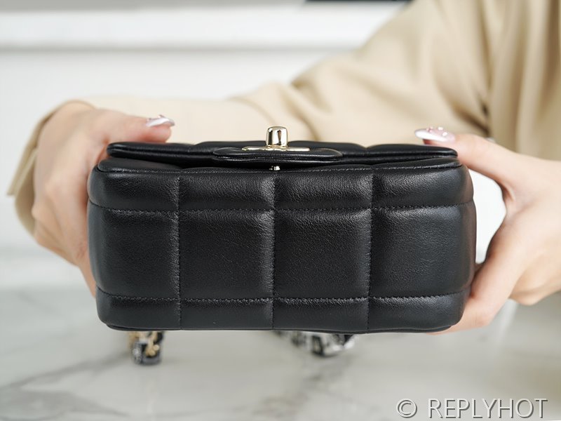 [하이엔드급] 샤넬 로고 레진 참 미니 플랩백 램스킨 골드메탈 블랙 [매장가 650만원대]