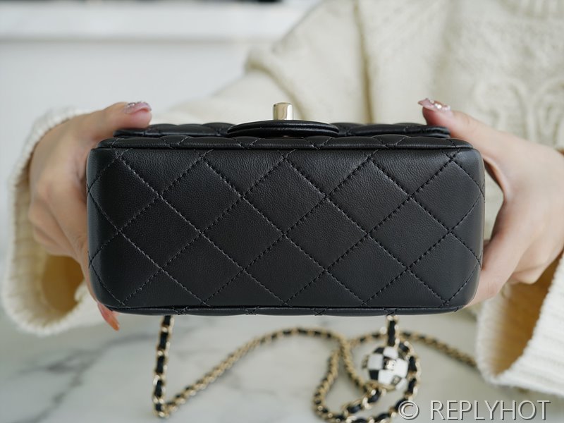 [하이엔드급] 샤넬 쁘띠삭 체크사커볼 미니백 램스킨 골드메탈 블랙 [매장가 900만원대]