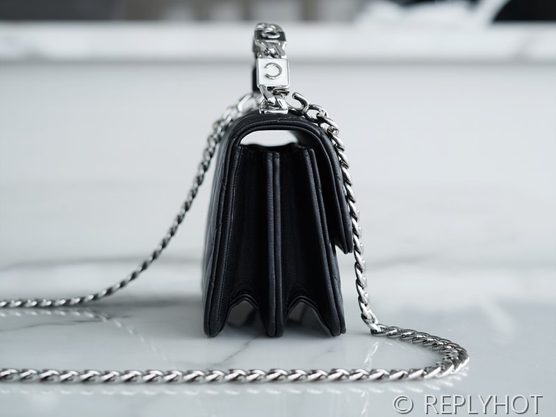 [하이엔드급] 샤넬 코코로고 체인 달린 미니백 카프스킨 실버메탈 블랙 [매장가 550만원대]