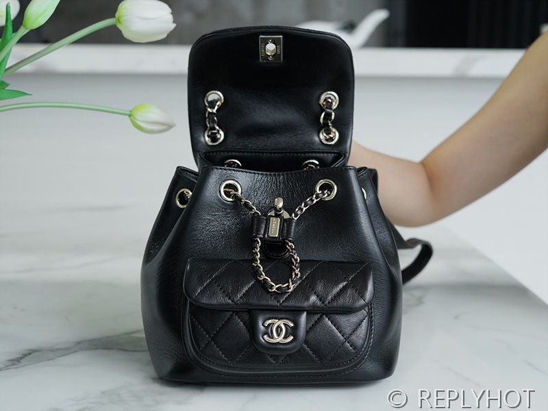 [하이엔드급] 샤넬 22 크루즈 듀마 백팩 카프스킨 골드메탈 블랙 [매장가 1000만원대]