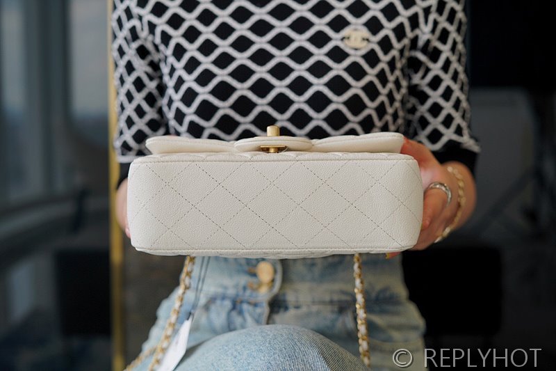 [하이엔드급] 샤넬 탑핸들 뉴미니백 카프스킨 골드메탈 화이트 [매장가 900만원대]
