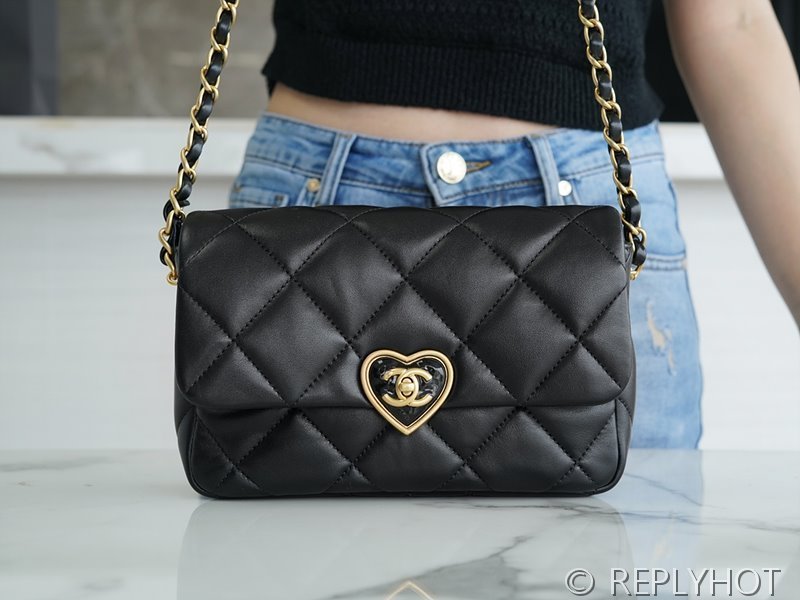 [하이엔드급] 샤넬 하트 로고 플랩백 램스킨 골드메탈 블랙 [매장가 1000만원대]