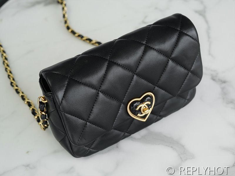 [하이엔드급] 샤넬 하트 로고 플랩백 램스킨 골드메탈 블랙 [매장가 1000만원대]