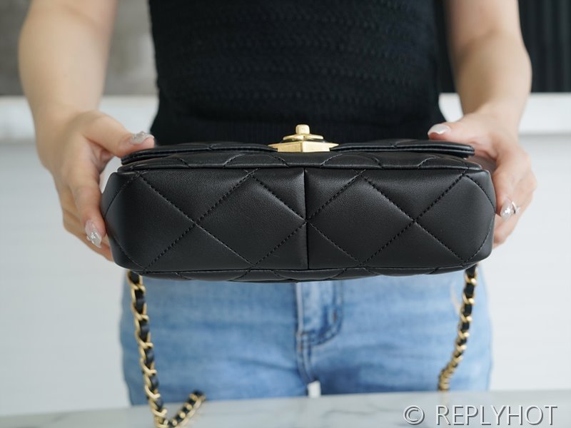 [하이엔드급] 샤넬 하트 로고 플랩백 램스킨 골드메탈 블랙 [매장가 1000만원대]