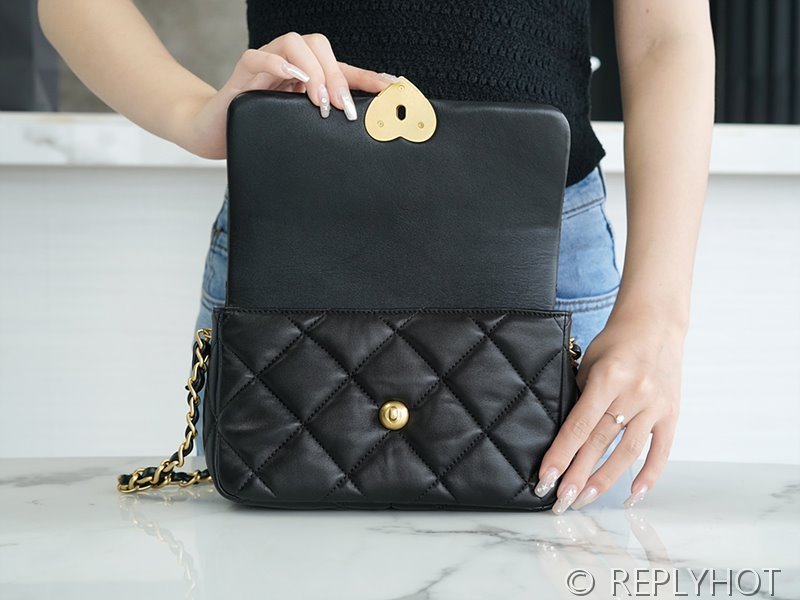 [하이엔드급] 샤넬 하트 로고 플랩백 램스킨 골드메탈 블랙 [매장가 1000만원대]