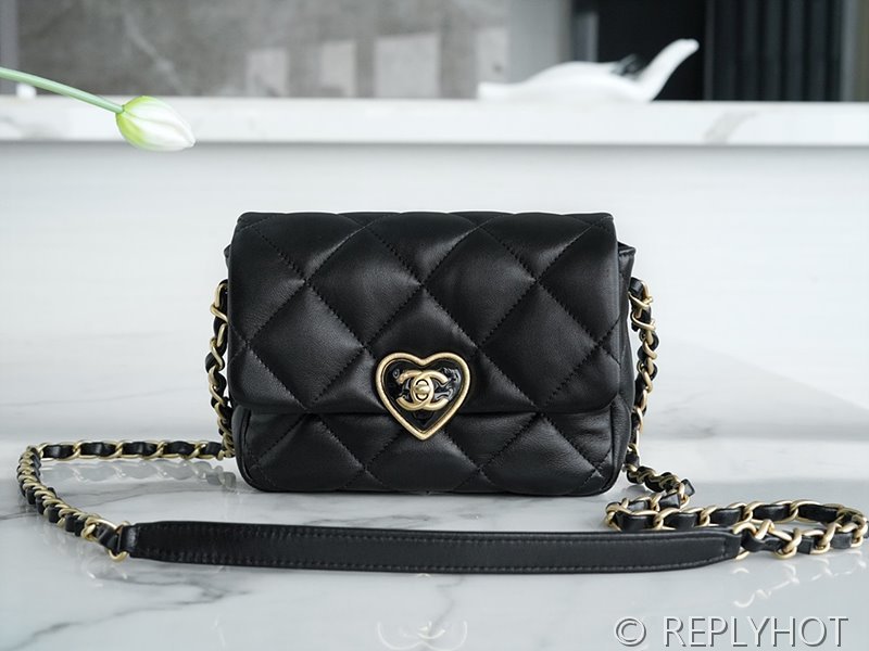 [하이엔드급] 샤넬 하트 로고 미니백 램스킨 골드메탈 블랙 [매장가 900만원대]