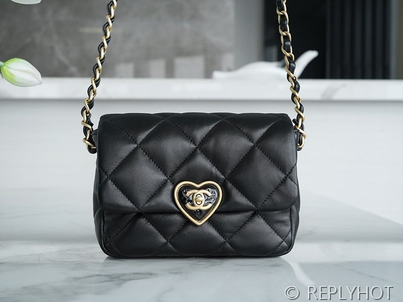 [하이엔드급] 샤넬 하트 로고 미니백 램스킨 골드메탈 블랙 [매장가 900만원대]