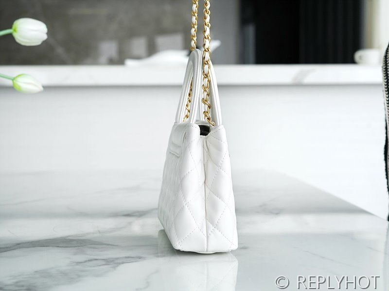 [하이엔드급] 샤넬 탑핸들 체인 달린 켈리백 카프스킨 골드메탈 화이트 [매장가 430만원대]