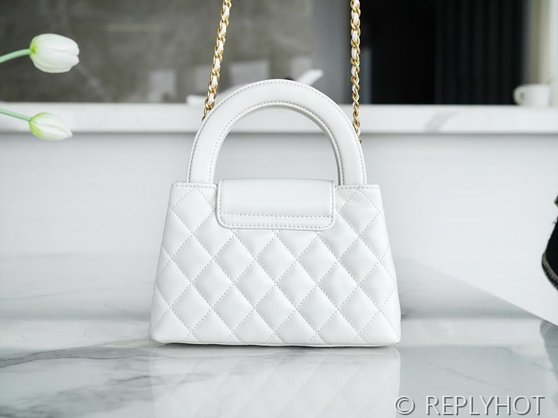 [하이엔드급] 샤넬 탑핸들 체인 달린 켈리백 카프스킨 골드메탈 화이트 [매장가 430만원대]