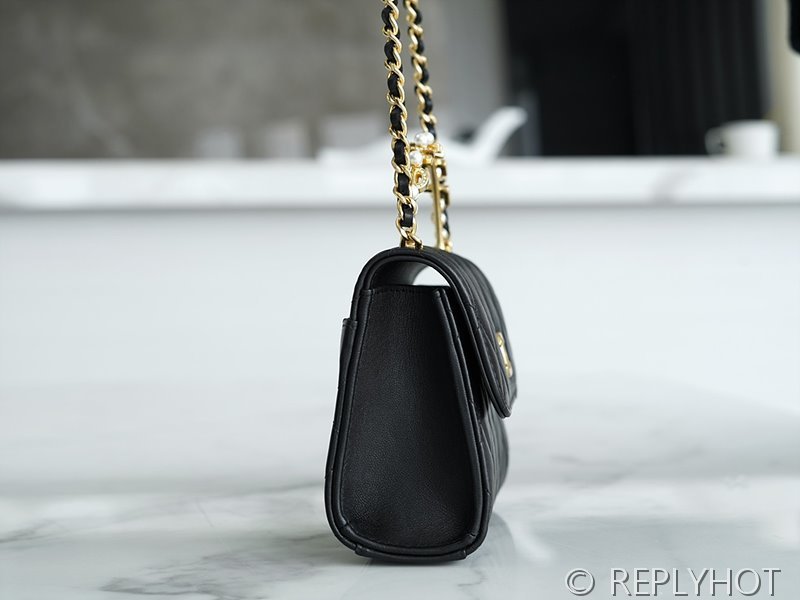 [하이엔드급] 샤넬 진주 로고 탑핸들 체인달린 미니백 램스킨 골드메탈 블랙 [매장가 700만원대]