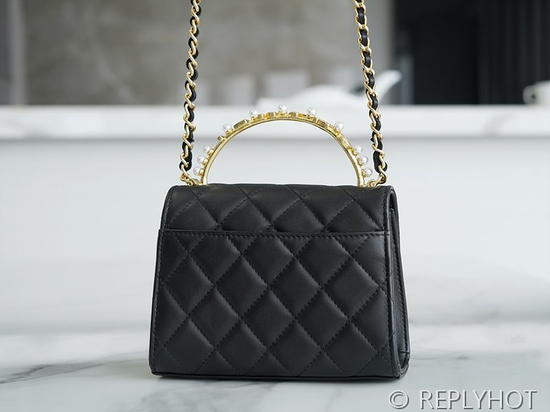 [하이엔드급] 샤넬 진주 로고 탑핸들 체인달린 미니백 램스킨 골드메탈 블랙 [매장가 700만원대]