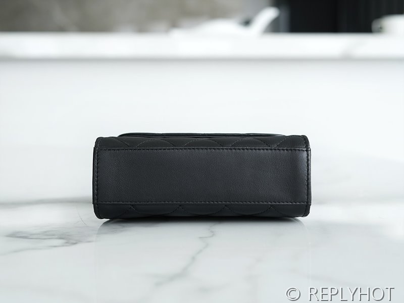 [하이엔드급] 샤넬 진주 로고 탑핸들 체인달린 미니백 램스킨 골드메탈 블랙 [매장가 700만원대]