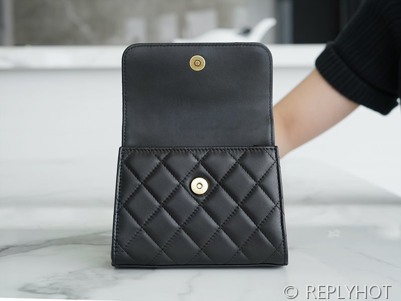 [하이엔드급] 샤넬 진주 로고 탑핸들 체인달린 미니백 램스킨 골드메탈 블랙 [매장가 700만원대]