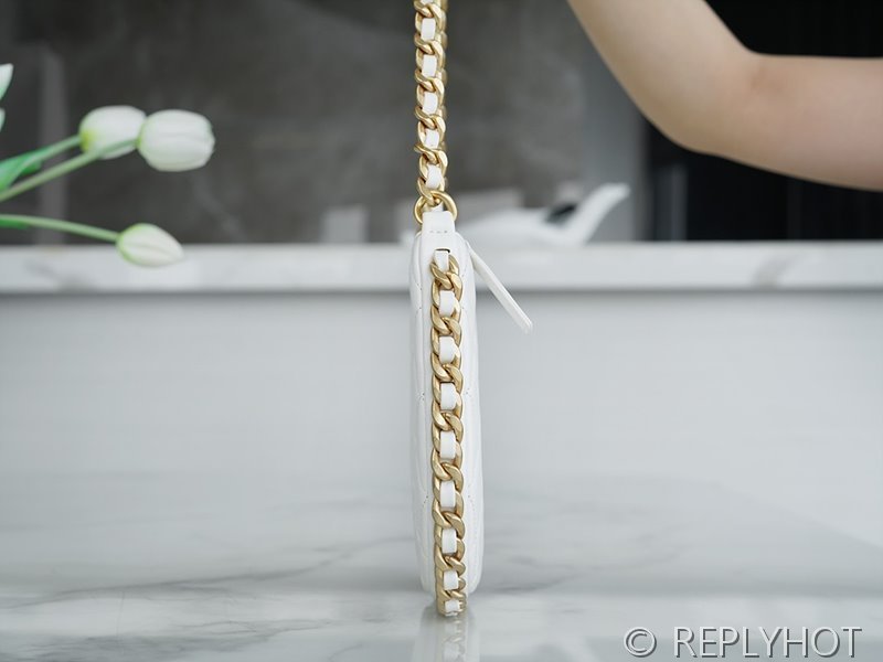 [하이엔드급] 샤넬 CC로고 체인 달린 호보백 램스킨 골드메탈 화이트 [매장가 667만원대]