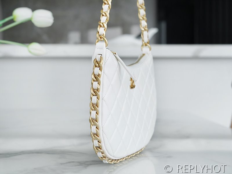 [하이엔드급] 샤넬 CC로고 체인 달린 호보백 램스킨 골드메탈 화이트 [매장가 667만원대]