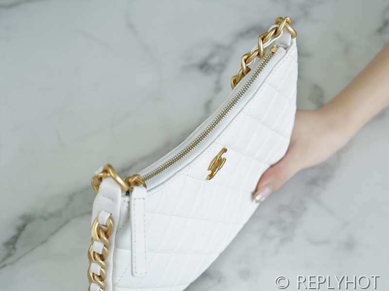 [하이엔드급] 샤넬 CC로고 체인 달린 호보백 램스킨 골드메탈 화이트 [매장가 667만원대]