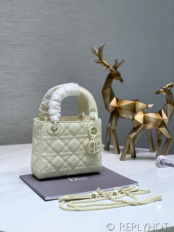 디올 Lady Dior 미니 백 / 울트라매트 화이트 [매장가750만원대]