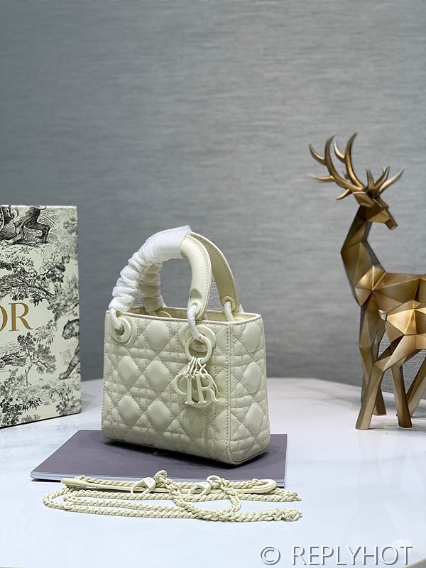 디올 Lady Dior 미니 백 / 울트라매트 화이트 [매장가750만원대]