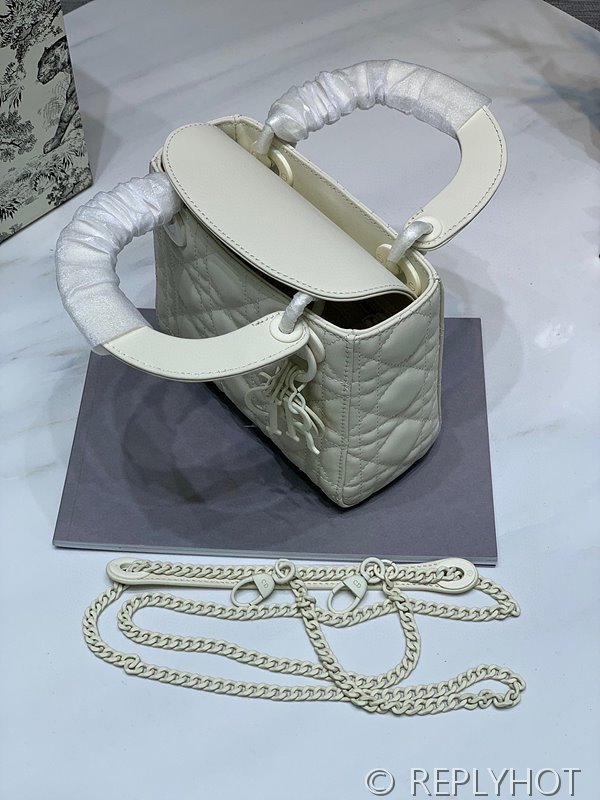 디올 Lady Dior 미니 백 / 울트라매트 화이트 [매장가750만원대]