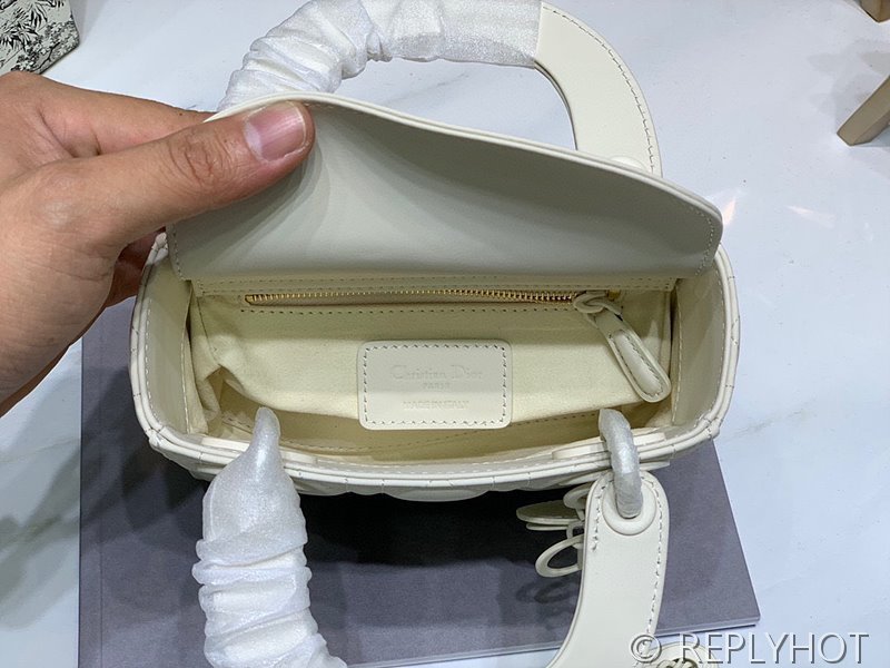 디올 Lady Dior 미니 백 / 울트라매트 화이트 [매장가750만원대]