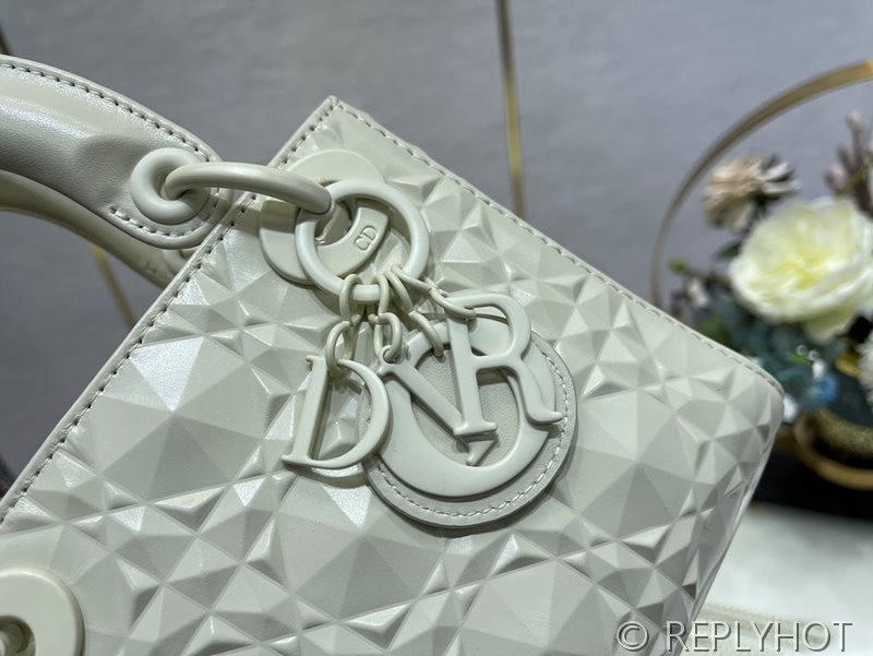 디올 Lady Dior 미니 백 / 화이트 다이아몬드퀄팅 [매장가750만원대]