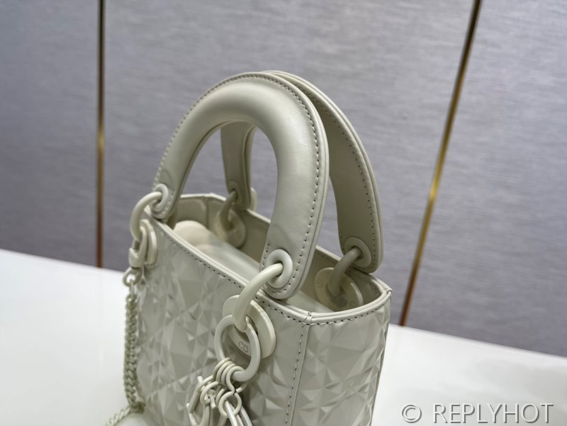 디올 Lady Dior 미니 백 / 화이트 다이아몬드퀄팅 [매장가750만원대]