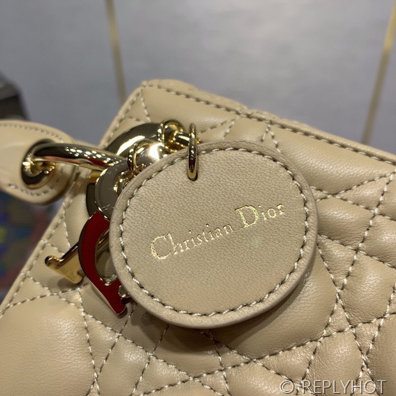 디올 Lady Dior 미니 백 / 비스킷 에나멜 [매장가750만원대]