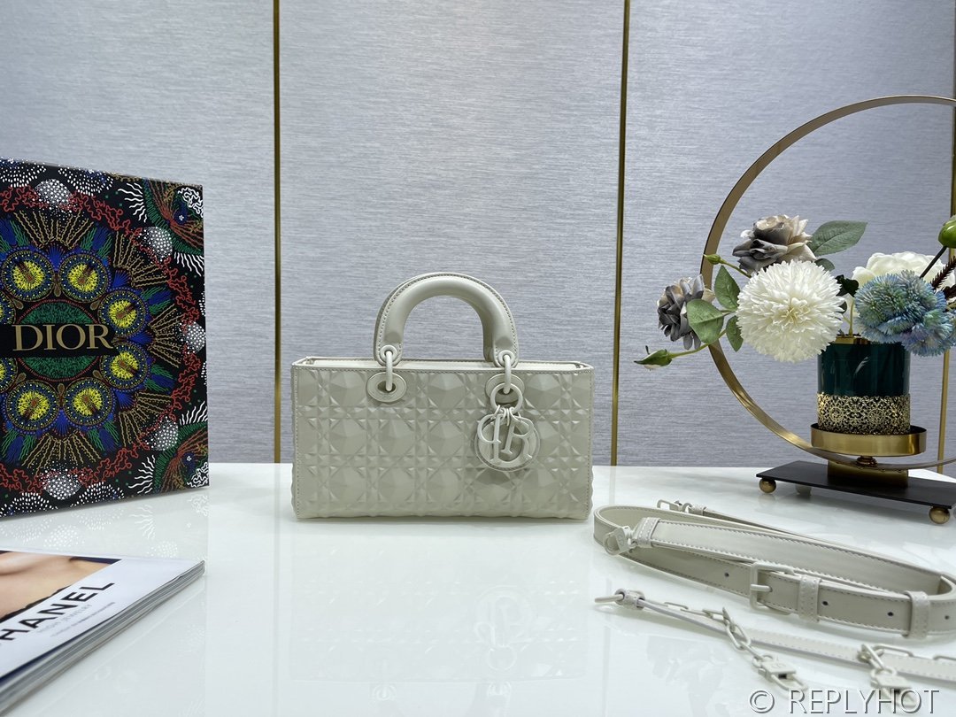 디올 Lady D-Joy 미디움 백 / 화이트 다이아몬드퀄팅 [매장가740만원대]