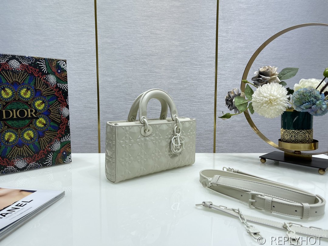 디올 Lady D-Joy 미디움 백 / 화이트 다이아몬드퀄팅 [매장가740만원대]