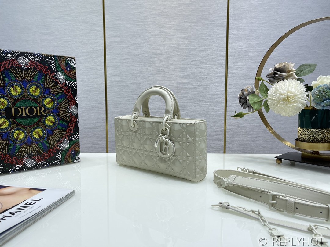 디올 Lady D-Joy 미디움 백 / 화이트 다이아몬드퀄팅 [매장가740만원대]