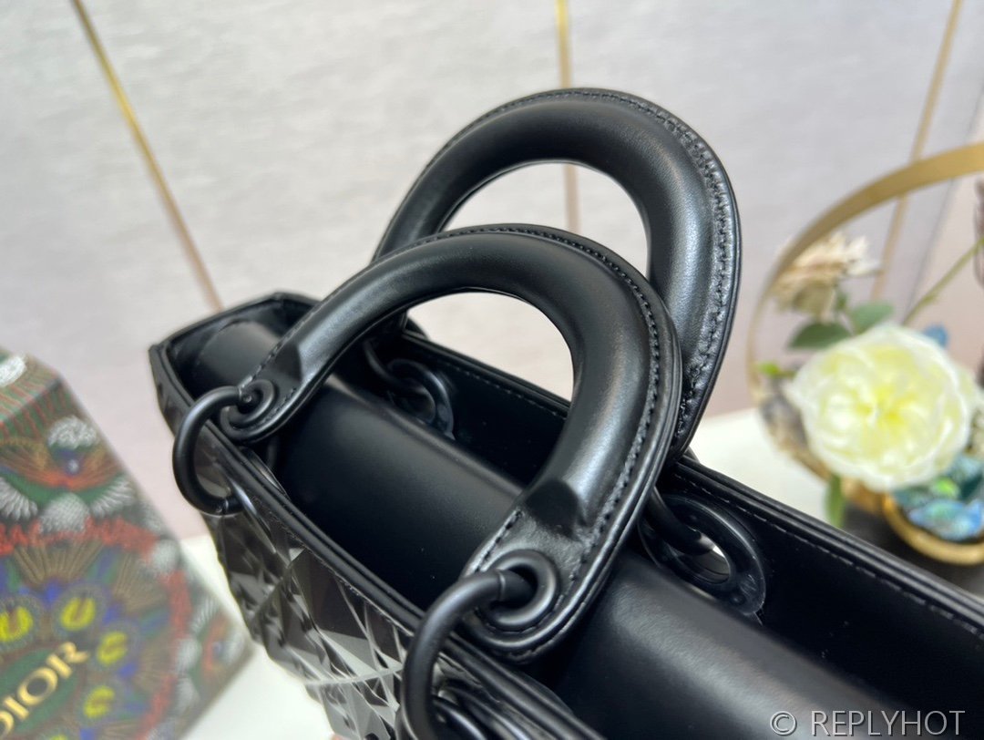 디올 Lady D-Joy 미디움 백 / 블랙 다이아몬트퀄팅 [매장가740만원대]