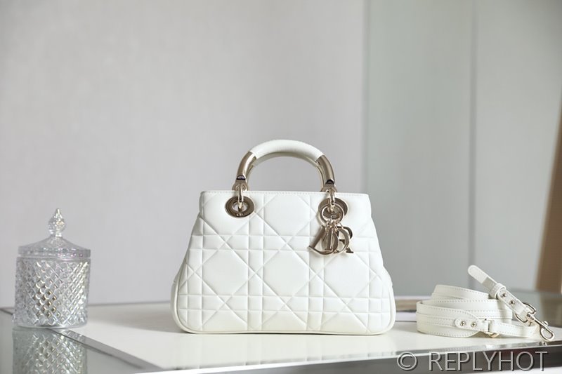 디올 Lady 95.22 백 화이트 [매장가 830만원대]